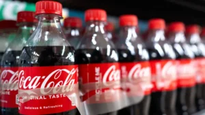 Coca-Cola در سه ماهه دوم برای عبور از شرایط اقتصادی پرتلاطم، به بازاریابی خود متکی شد.