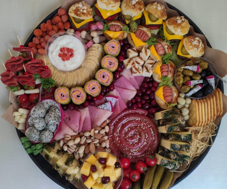 چرا سفارش فینگرفود ، سینی مزه، دسر و غذای کیلویی به انتخاب اصلی میزبان‌ها تبدیل شده است؟